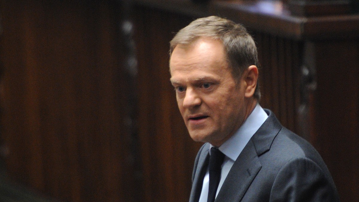 - Michał Boni stawia sprawę honorowo. Wszyscy ministrowie są z definicji do dyspozycji premiera - stwierdził Donald Tusk, pytany o gotowość do dymisji, którą zgłosił minister administracji i cyfryzacji Michał Boni w związku ze sprawą umowy ACTA. - Proszę to traktować tylko jako gotowość ministra - zastrzegł szef rządu. Dodał, że będzie oczekiwał od swojego podwładnego "bardzo szczegółowej informacji".