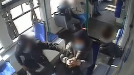 Döbbenet: az utasok kezéből kapta ki a telefonjukat egy tolvaj az 1-es villamos vonalán – videó