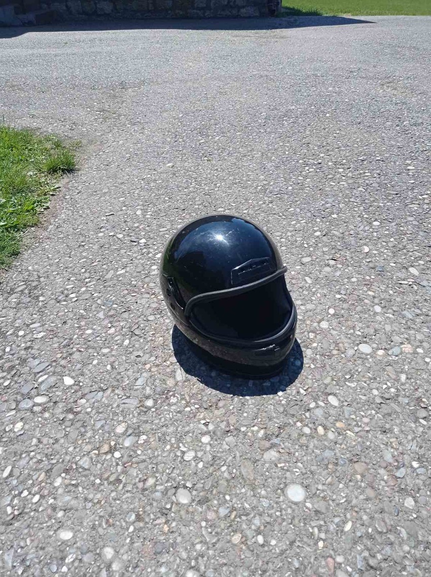 Kaciga dečaka na mestu tragedije