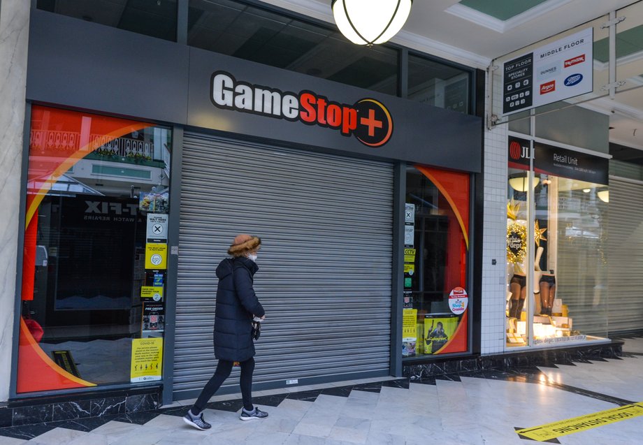 Zatrzymanie handlu akcjami GameStop odbija się Robinhoodowi czkawką, chociaż zrobili tak również inni brokerzy.