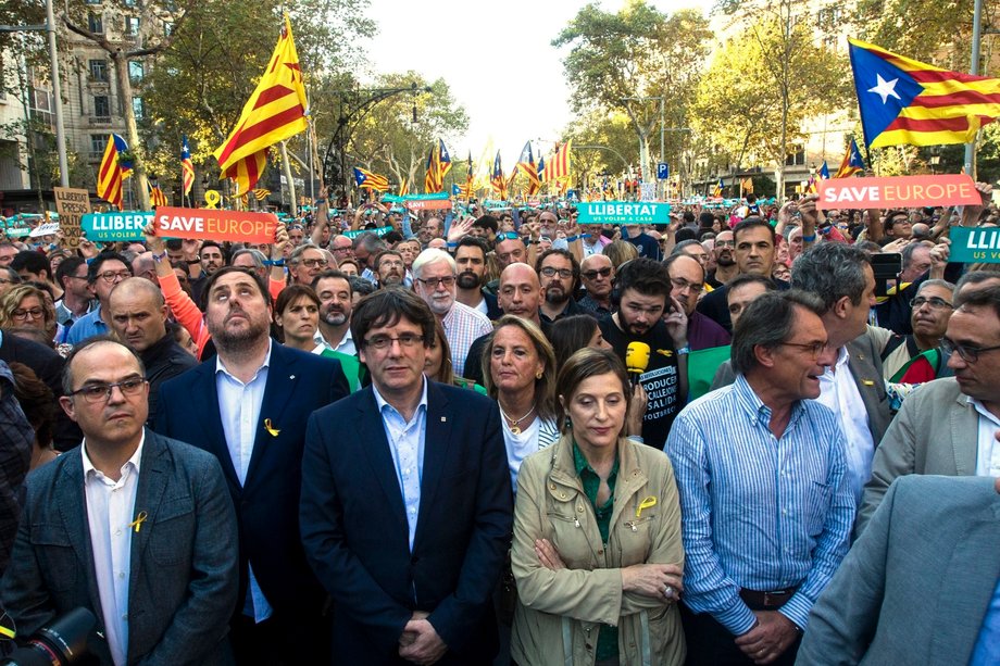 Protest w Barcelonie przeciwko planom Madrytu dot. ograniczenia autonomii Katalonii