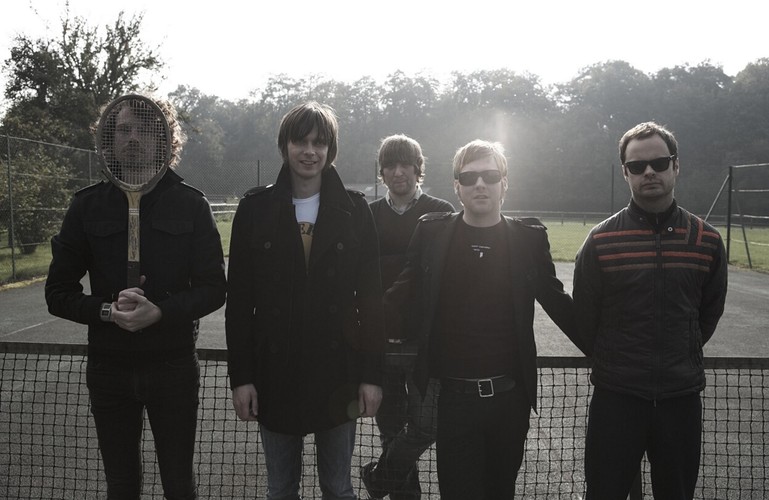 Przystanek Woodstock<br /><br />
1–3.08, KOSTRZYN
NAD ODRĄ<br /><br />
Leningrad, Soldiers of Jah Army,
<b>Kaiser Chiefs</b>, Danko Jones, Anthrax,
Atari Teenage Riot, Third
World, Enter Shikari, Ugly Kid
Joe – to największe gwiazdy tegorocznego
Woodstocka. Ale my polecamy
szczególnie występ zespołu
wyjątkowego reżysera. Twórca
chociażby „Underground”, „Arizona
Dream” i „Czarny kot, biały
kot”, czyli Emir Kusturica zagra
z zespołem The No Smoking Orchestra
(na zdj.). Ci, którzy pamiętają
szalone bałkańskie dźwięki
z jego filmów, na pewno nie
pożałują tego koncertu. Kusturica
zagra w Kostrzynie w piątek.
Dzień wcześniej na pewno warto
zobaczyć brytyjski Enter Shikari.
Mieszający mocną transową elektronikę
z ostrymi gitarami i wrzaskiem
zespół wykona przede
wszystkim materiał ze swojej
ostatniej, trzeciej płyty „A Flash
Flood of Colour”.<br /><br /> 
www.wosp.org.pl