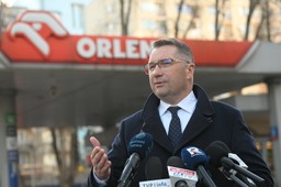 przemysław czarnek tłumaczy się z "oze-sroze". "będę demontował te panele"