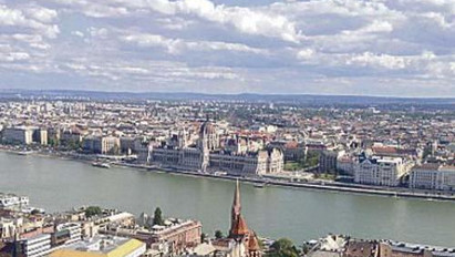 Gyönyörű budapesti körpanoráma a Mátyás-templom tornyából