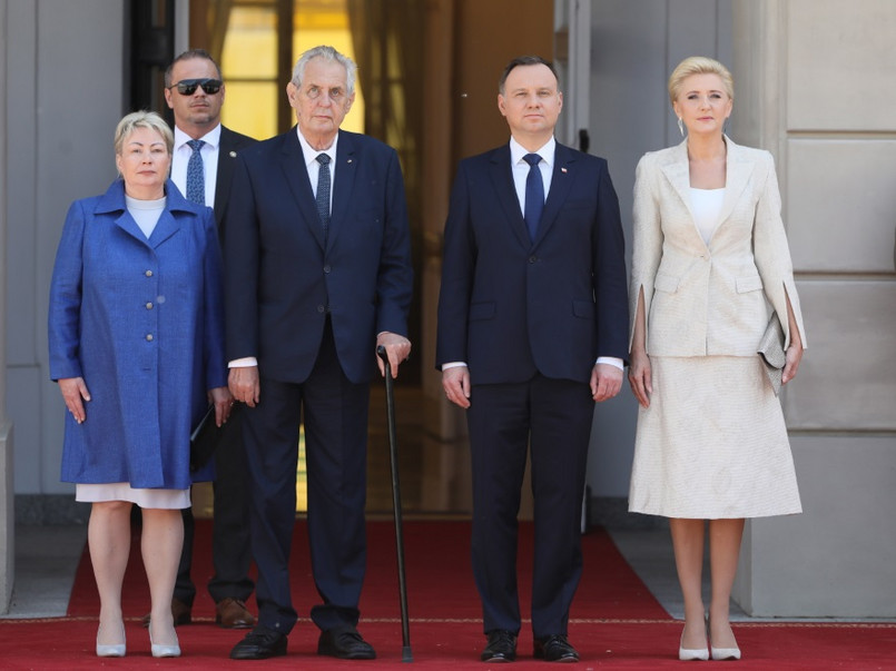 Pierwsza para Polski podejmuje dziś w Warszawie parę prezydencką Czech. Patrząc na zdjęcia, które zrobiono dziś po Pałacem Prezydenckim, trudno nie zwrócić uwagi na rewelacyjna prezencję małżonki prezydenta Dudy i...