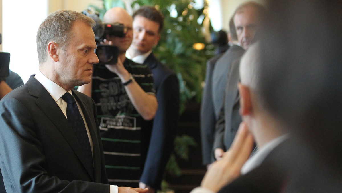 Premier Donald Tusk ujawnił, że prezydent Bronisław Komorowski ma "koncepcję upamiętnienia ofiar katastrofy" wiążącą się z wrakiem rozbitego samolotu. - Rozmawiałem z Prezydentem wielokrotnie. Wiąże on pewną koncepcję upamiętnienia ofiar katastrofy, z powrotem wraku (Tupolewa - red.) na miejsce - powiedział Tusk na antenie Polsat News.