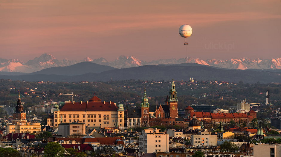 Zamek Królewski na Wawelu z widokiem na Tatry