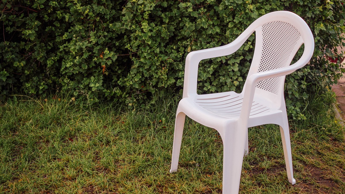 Ne bacajte ih! Evo kako da na najlakši način očistiti bele plastične stolice i vratiti im prvobitnu belinu