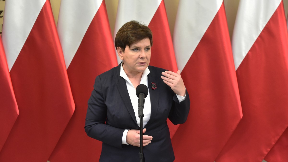 Premier Beata Szydło poinformowała, że podjęła decyzję o przyznaniu renty specjalnej dla żony i syna kierowcy zabitego w zamachu w Berlinie. Jak dodała, rodzina kierowcy otrzyma rentę po świętach.