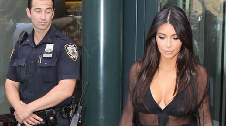 Majdnem kiesett a rendőr szeme, úgy megnézte Kim Kardashian hátsóját