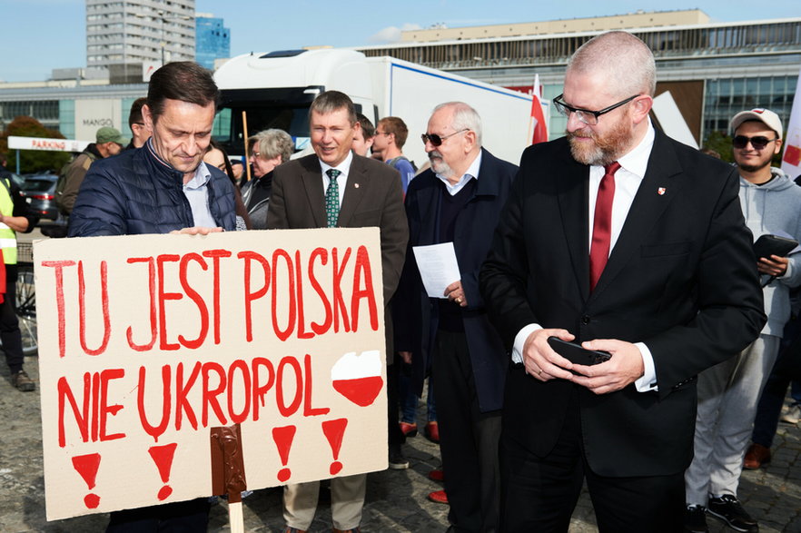 24.09.2022 r. Warszawa, Plac Defilad. Grzegorz Braun w trakcie pikiety "Stop ukrainizacji Polski"