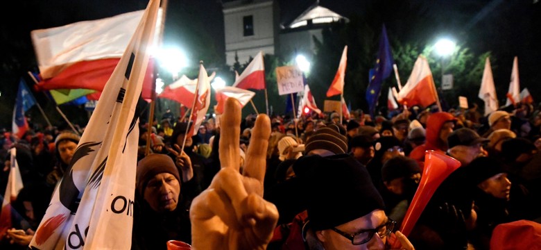 Mężczyzna "upadł" przy świecy dymnej. Policja: Nagranie ukazuje rzekome użycie gazu [WIDEO]