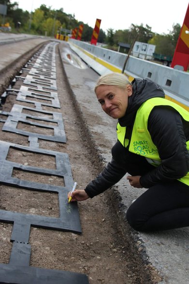 Miedziane kręgi umieszczone pod asfaltem umożliwiają indukcyjne ładowanie auta elektrycznego