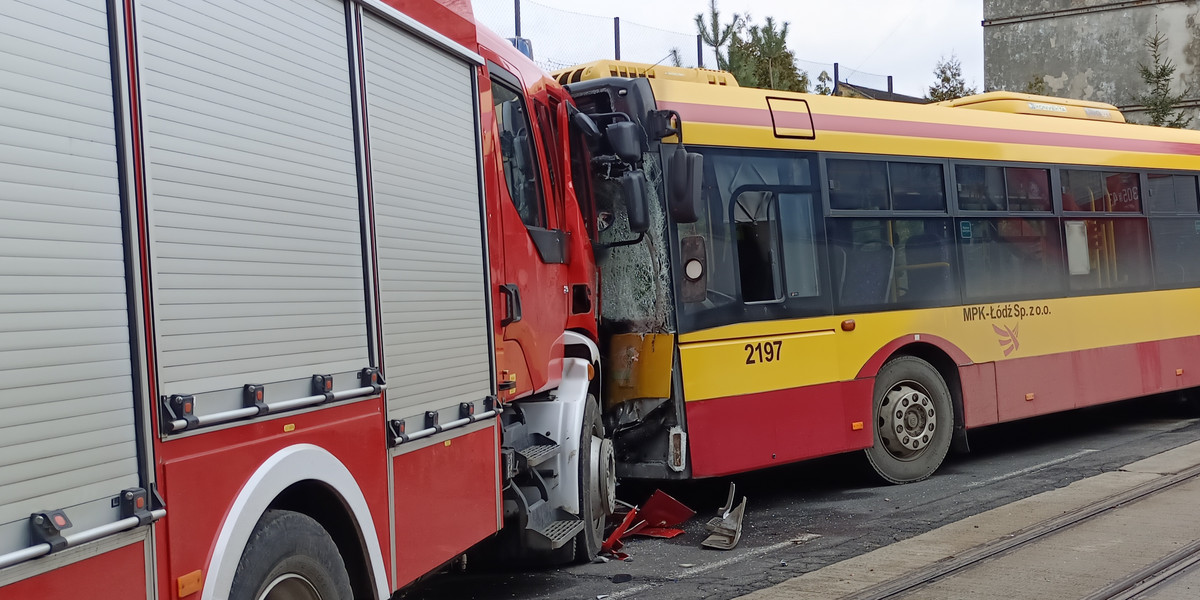 Wypadek w Łodzi. Wóz strażacki zderzył się z autobusem MPK. Są ranni 