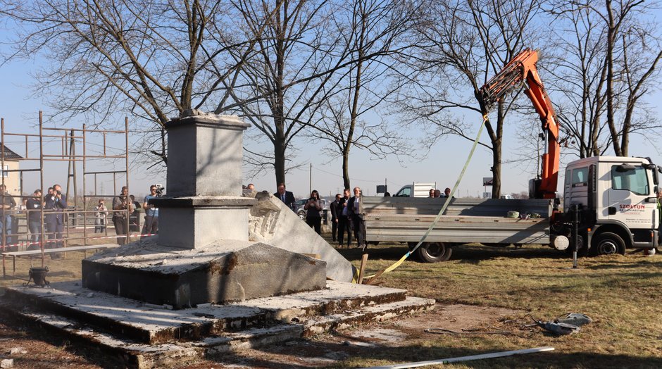 Monument został wzniesiony na byłym cmentarzu w 1949 r.