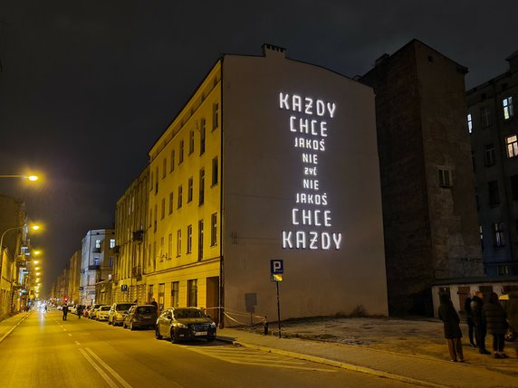 Każdy chce jakoś nie żyć. Nowy neon w Łodzi z cytatem Doroty Masłowskiej.