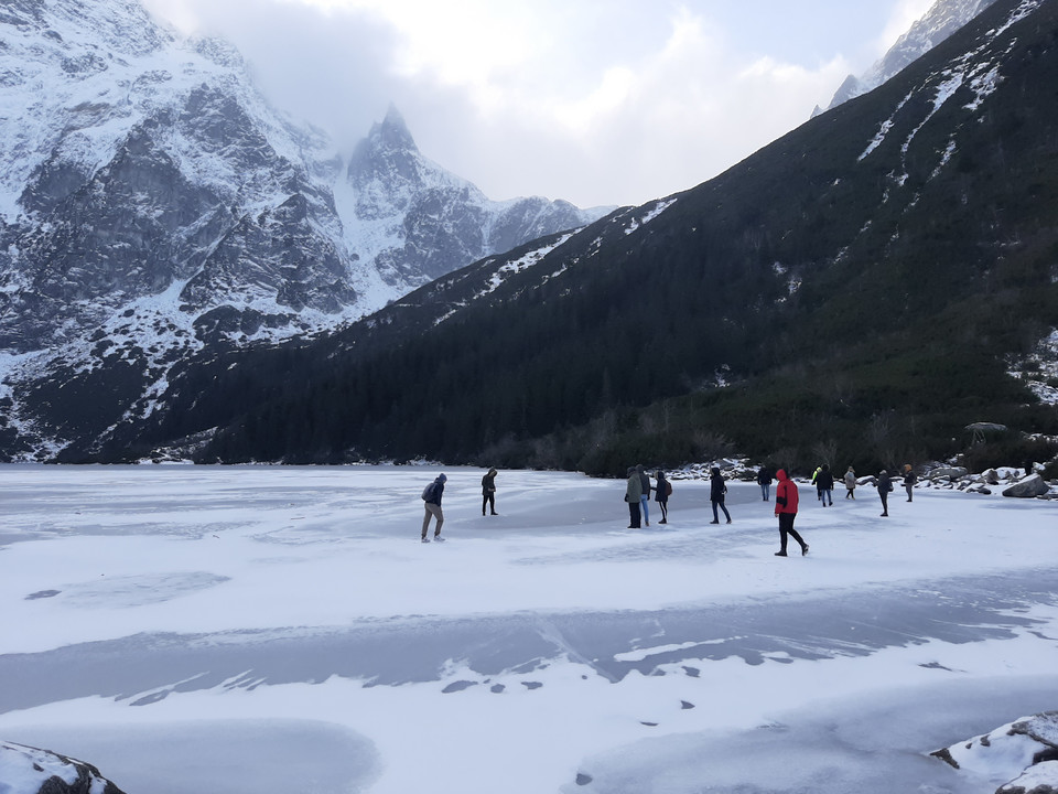 Cienka warstwa lodu nie odstrasza turystów