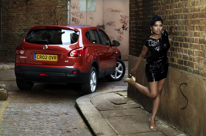 Ciemnowłosa piękność i Qashqai