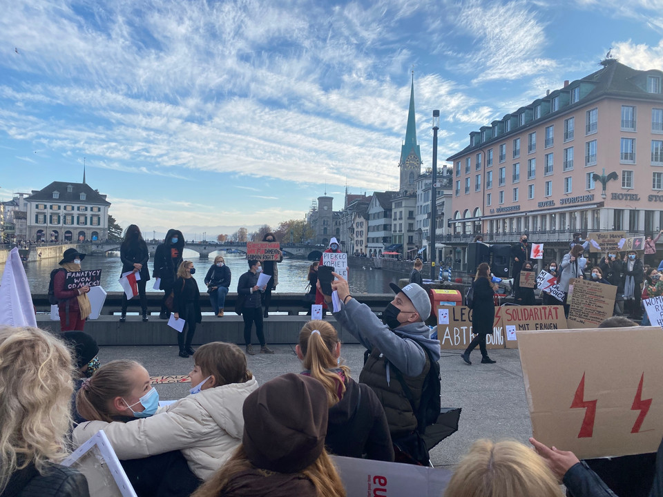Zurych, Szwajcaria. Manifestacja solidarności z kobietami protestującymi w Polsce    