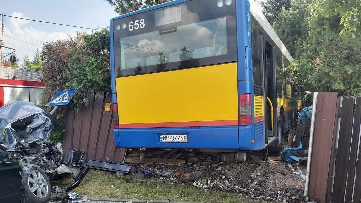 Płock. Autobus wjechał na teren posesji. Dziewięć osób poszkodowanych 