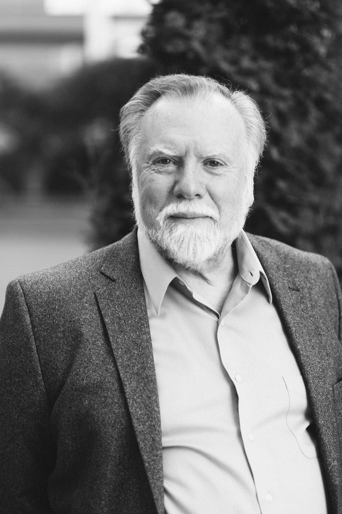 Dr Gordon Njufeld