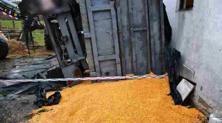 A kukoricával rakodott pótkocsi agyonnyomta a munkást / Fotó: Police.hu