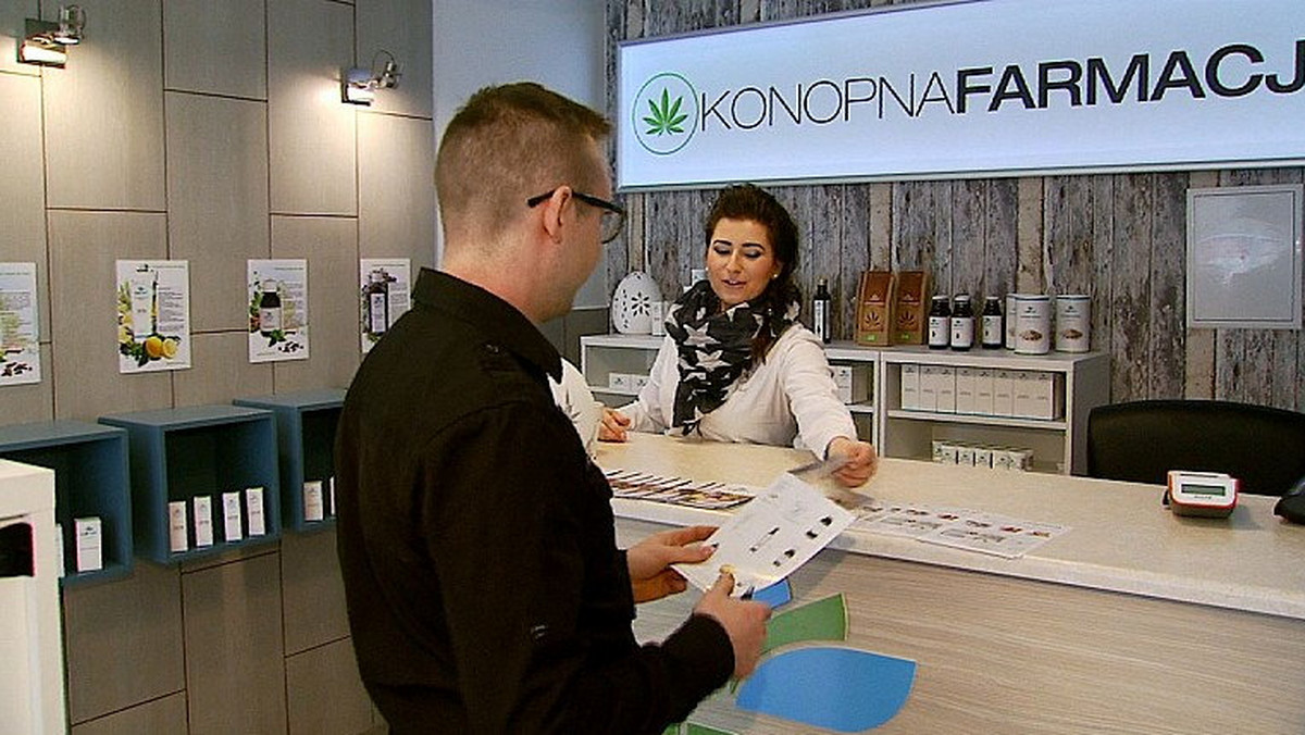 Marihuana to lek bezpieczny, skuteczny i tani - tak uważa część ekspertów. Inni mówią o uzależnieniu. W Katowicach kilka dni temu otwarto pierwszy w Polsce sklep, w którym można kupić produkty na bazie konopi. Jak się okazuje, marihuana skutecznie radzi sobie nie tylko z padaczką - informuje TV Silesia.