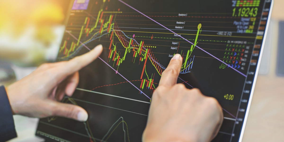 Strategia inside bar należy do bardziej tradycyjnych form biznesowych. W tradingu można stosować ją samodzielnie, ale można też łączyć ją z innymi strategiami