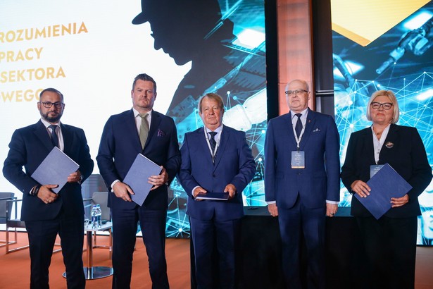 Katowice, 03.06.2024. Prezes Agencji Rozwoju Przemysłu Michał Dąbrowski (2L), prezes Regionalnej Izby Gospodarczej w Katowicach Tomasz Zjawiony (L), dyrektor ds. Finansowych w Cognor S. A. Oddział HSJ w Stalowej Woli Andrzej Jędruch (C), generał Waldemar Skrzypczak (2P) i prezes zarządu Walcowni Blach Batory sp. z o.o. Bogusława Niewęgłowska (P) na inauguracji Europejskiego Kongresu Przemysłu i Energetyki "Industry in Transition", 3 bm. w Międzynarodowym Centrum Kongresowym w Katowicach. Wydarzenie organizowane jest przez Regionalną Izbę Gospodarczą w Katowicach. (aldg) PAP/Jarek Praszkiewicz