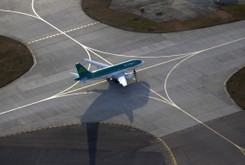 Alarm na Wyspach. Włochy zawieszają loty. Polska się zastanawia