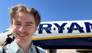 The author and a Ryanair Boeing 737.Pete Syme/Business Insider