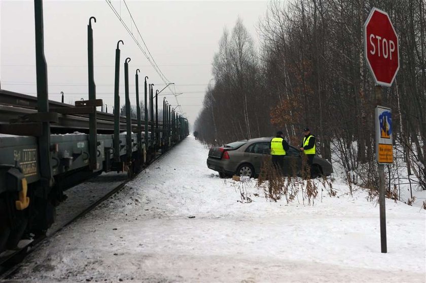 Auto wjechało pod pociąg. FOTO