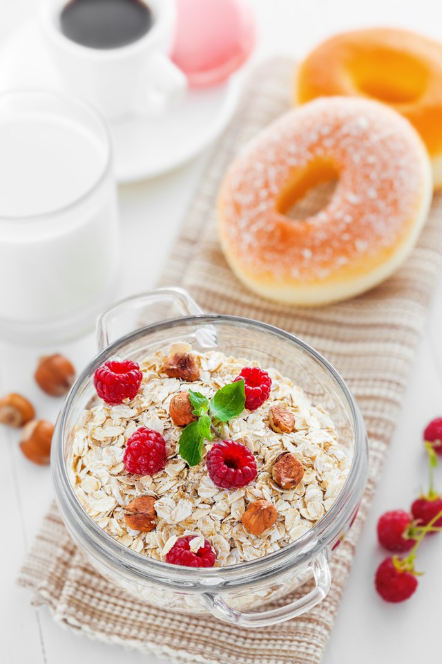 Muesli z mlekiem vs. drożdżówka