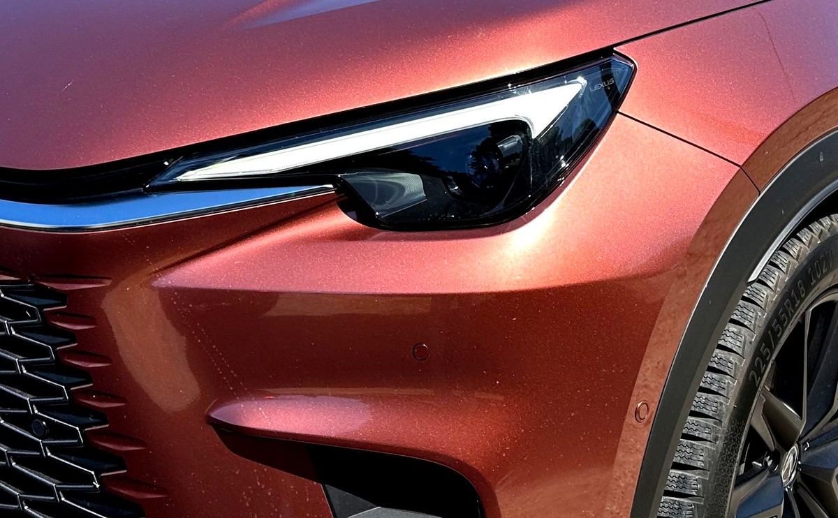 Lexus LBX reflektor SUV cena