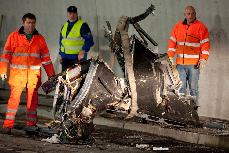 Ratownicy na miejscu katastrofy autokaru w tunelu