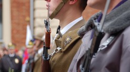 mundurowi wygrywają w sądach. emerytury wyższe nawet o 800 zł miesięcznie