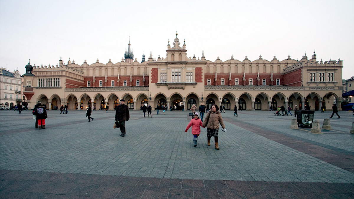 W minionym sezonie turystycznym Kraków odwiedziło blisko 10 mln turystów. Władze miasta tłumom odwiedzającym stolicę Małopolski chcą ułatwić życie i od przyszłego sezonu planują wprowadzić ułatwienia dla autobusów turystycznych. Będą one m.in. mogły jeździć buspasami.