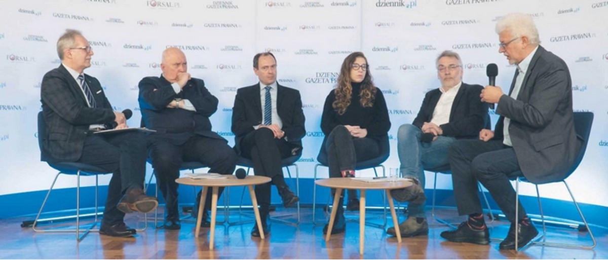 Od lewej: Zbigniew Bartuś (moderator), Bogusław Kośmider, zastępca prezydenta Miasta Krakowa, Grzegorz Stawowy, Przewodniczący Komisji Planowania Przestrzennego i Ochrony Środowiska Rady Miasta Krakowa, Magdalena Milert, urbanistka, architektka, ekspertka Klubu Jagiellońskiego, autorka bloga pieing.cafe, Józef Białasik, architekt, B2 Studio, Borysław Czarakcziew, członek zarządu Architects’ Council of Europe, przewodniczący Społecznego Komitetu Odnowy Zabytków Krakowa