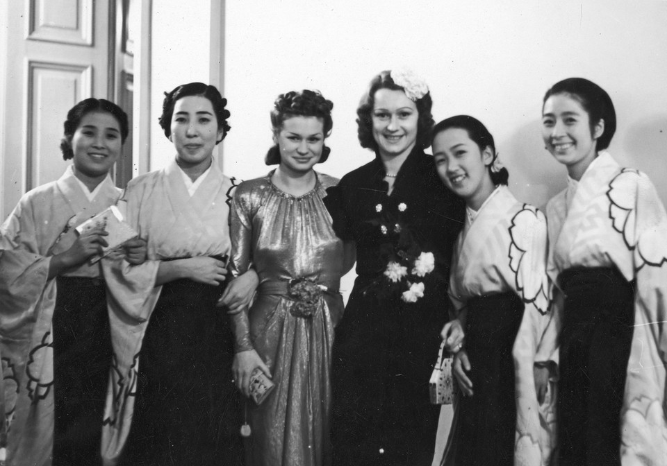 Loda (trzecia z prawej) i Helena (trzecia z lewej) Halama z japońskim zespołem Takarazuka (1938)
