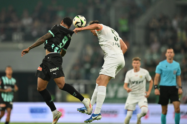 Zawodnik Śląska Wrocław Aleks Petkow (P) i Willem Geubbels (L) z FC St.Gallen podczas rewanżowego meczu 3. rundy eliminacji piłkarskiej Ligi Konferencji