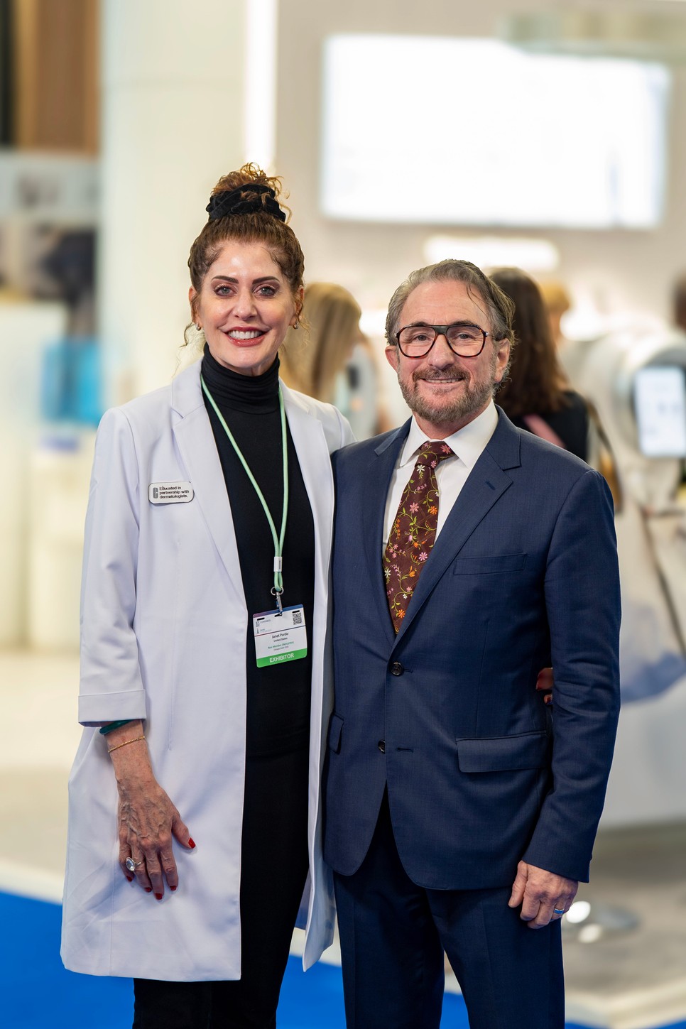 Janet Pardo és Dr. David Orentreich a Clinique színeiben az EADV konferencián