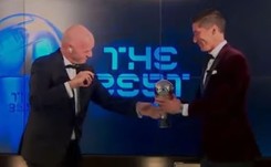 Zobacz historyczny moment. Lewandowski odbiera nagrodę dla najlepszego piłkarza