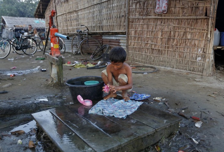 Dzieci w obozie dla uchodźców w zachodniej Birmie