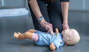 Jak uratować dziecko? Odpowiedzialny rodzic umie udzielić pierwszej pomocy