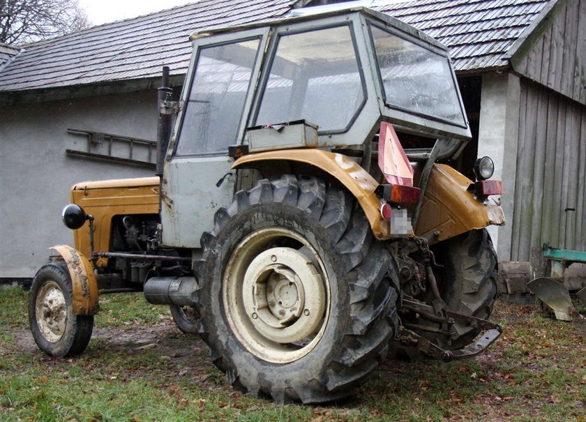 Makabra! Traktorzysta ciągnął za sobą rannego. Przez 2 kilometry!