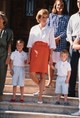 Nyáron bátran játszhatsz az élénk színekkel! Diana 1988-ban például fehér inggel és fehér magassarkúval egészítette ki a narancssárga szoknyáját. 