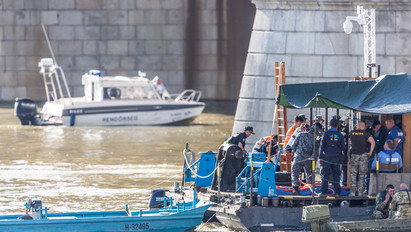 Megható gesztus a Margit hídnál: így tisztelegtek a dunai hajóbaleset áldozatai előtt