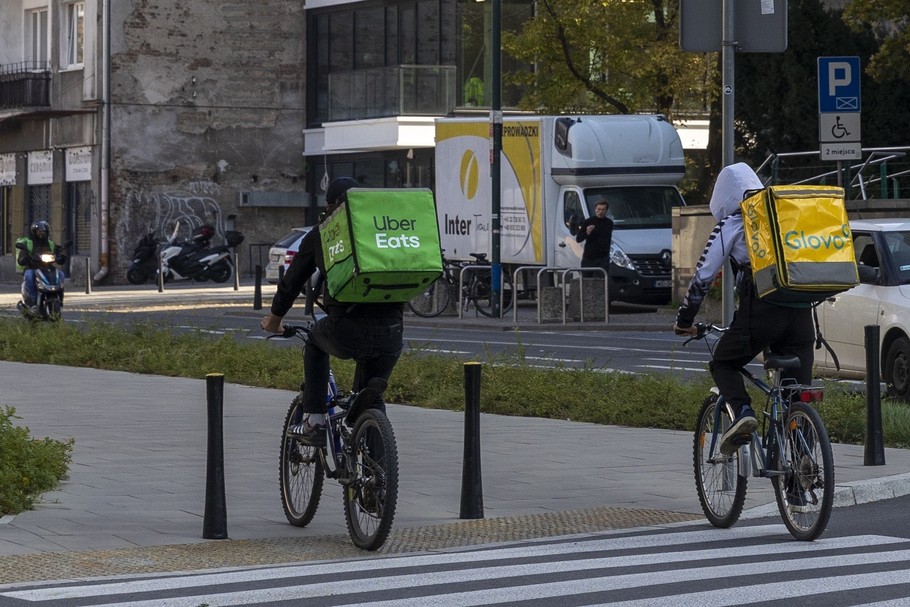 Gdy Glovo nawiązało porozumienie z Biedronką i Carrefourem, okazało się, że błyskawiczne zakupy można zrobić, nie ruszając się z sofy. I to w niedzielę