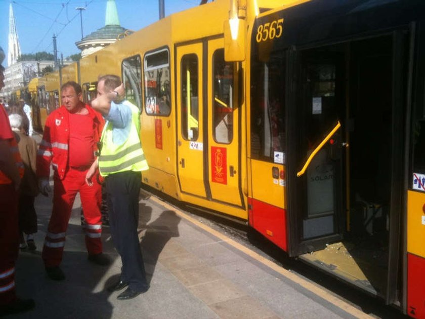 Autobus zderzył się z tramwajem. Wypadek w Warszawie