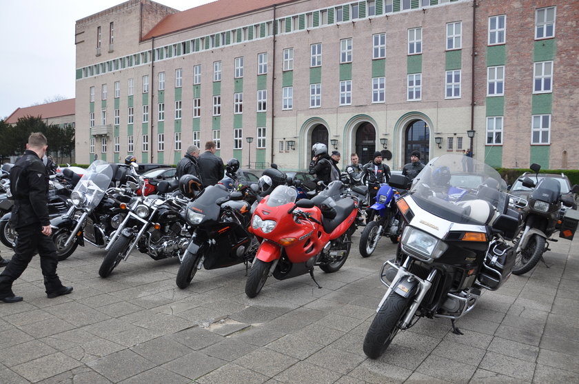 Najwięcej było ścigaczy, ale nie zabrakło także poczciwych Harley Davidson, Hond, BMW czy nawet starych polskich komarków